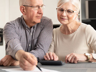 Senior-Paar-Taschenrechner-259729933-AS-Proxima-Studio