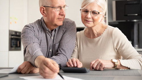 Senior-Paar-Taschenrechner-259729933-AS-Proxima-Studio