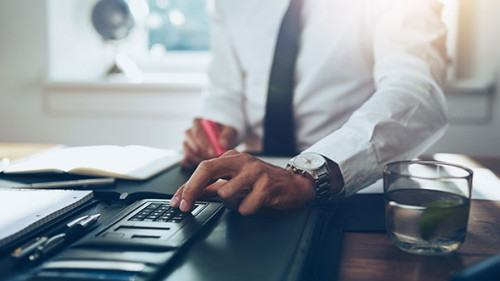 Anzugtraeger-Taschenrechner-95931896-FO-Flamingo-Images