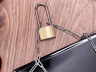 Schloss-Laptop-196010658-FO-alexkich