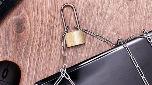 Schloss-Laptop-196010658-FO-alexkich