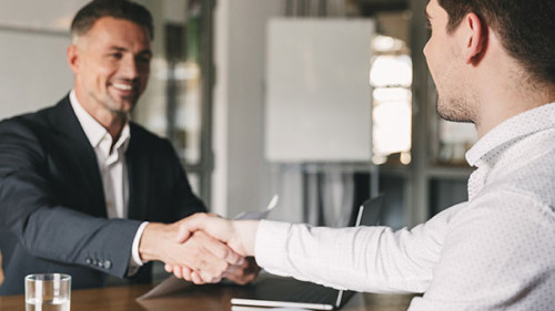 Anzugtraeger-Gespraech-208911321-AS-Drobot-Dean