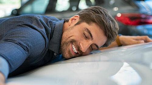 Mann-umarmt-Auto-259708789-AS-Rido