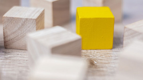 gelber-Baustein-weiße-Bausteine-290645413-AS--Jo-Panuwat-D