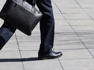 Anzugtraeger-Tasche-259358803-AS-Oleg