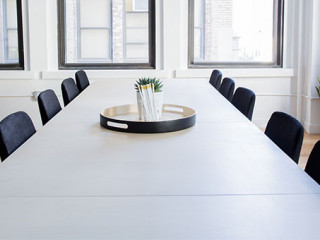 Konferenz-Tisch-leer-2181916-PB-Pexels