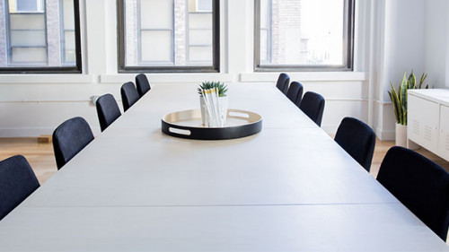 Konferenz-Tisch-leer-2181916-PB-Pexels