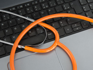 Laptop-Stethoskop-108881068-AS-OceanProd