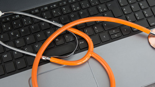 Laptop-Stethoskop-108881068-AS-OceanProd