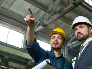 Anzugtraeger-Arbeiter-197081397-AS-Seventyfour