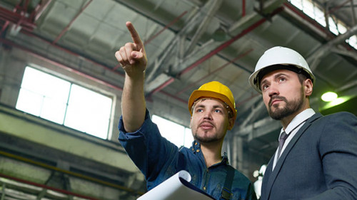 Anzugtraeger-Arbeiter-197081397-AS-Seventyfour