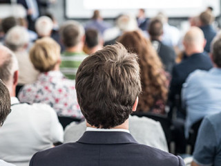 Anzugtraeger-Vortrag-293303115-AS-kasto