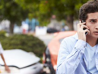 Autounfall-Mann-Telefon-84476173-AS-Monkey-Business