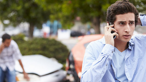 Autounfall-Mann-Telefon-84476173-AS-Monkey-Business