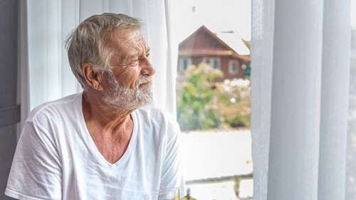 Senior-am-Fenster-296777874-AS-wirojsid