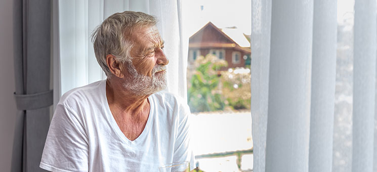 Senior-am-Fenster-296777874-AS-wirojsid