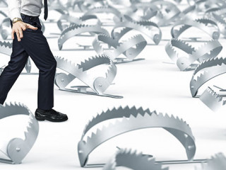 Anzugtraeger-Fallen-188562161-FO-tiero