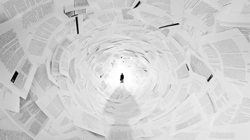 Anzugtraeger-Papiertunnel-35103308-AS-Nomad-Soul