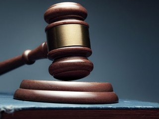 Richterhammer-auf-Buch-282686454-AS-Tiko