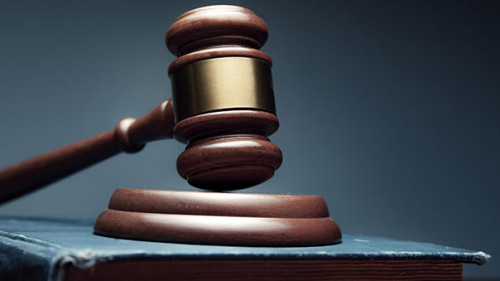 Richterhammer-auf-Buch-282686454-AS-Tiko