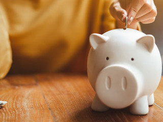 Frau-Sparschwein-222285480-AS-Nattakorn