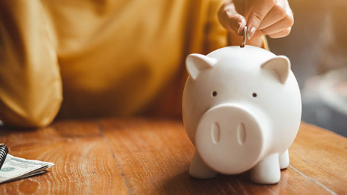 Frau-Sparschwein-222285480-AS-Nattakorn