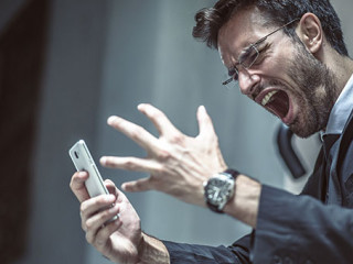 Anzugtraeger-Smartphone-zornig-222056766-FO-Teodor-Lazarev