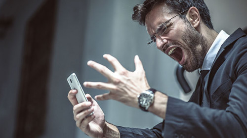 Anzugtraeger-Smartphone-zornig-222056766-FO-Teodor-Lazarev