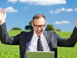 Anzugtraeger--Laptop-Freude-51505333-FO-contrastwerkstatt