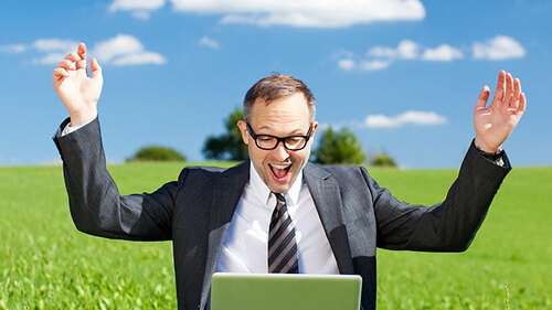 Anzugtraeger--Laptop-Freude-51505333-FO-contrastwerkstatt