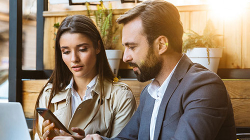 Anzugtraeger-Smartphone-Laptop-275446034-AS-Drobot-Dean