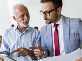 Anzugtraeger-Tablet-Konversation-240018151-AS-Boggy