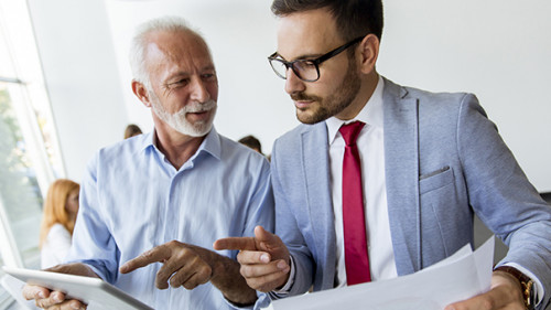 Anzugtraeger-Tablet-Konversation-240018151-AS-Boggy