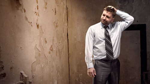 Anzugtraeger-leerer-Raum-123725460-AS-Nomad-Soul