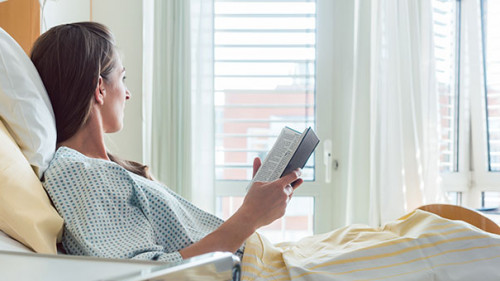 Frau-in-Krankenbett-271255875-AS-Kzenon