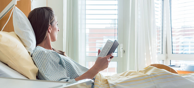 Frau-in-Krankenbett-271255875-AS-Kzenon