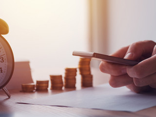 Wecker-Muenzstapel-Taschenrechner-178923512-AS-Bits-and-Splits