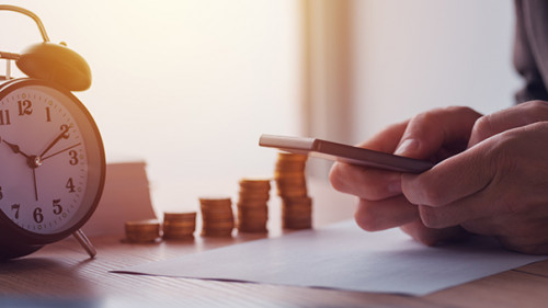 Wecker-Muenzstapel-Taschenrechner-178923512-AS-Bits-and-Splits