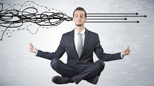 Anzugtraeger-meditiert-194859096-FO-ra2-studio