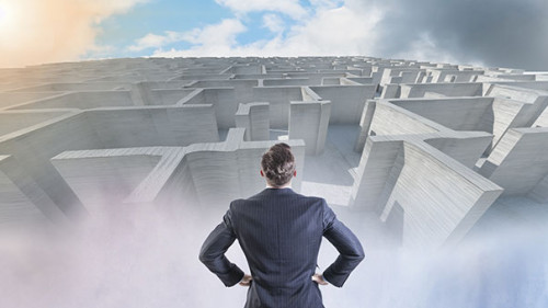 Anzugtraeger-vor-Labyrinth-211043846-FO-denissimonov