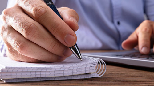 Mann-Notizblock-Laptop-222403991-FO-Andrey-Popov