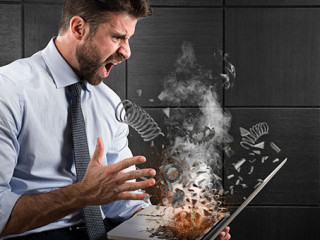 Anzugtraeger-Laptop-explodiert-159295850-FO-alphaspirit