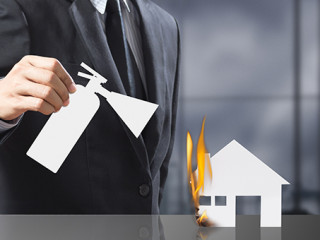 Anzugtraeger-Gebauede-Feuer-108704172-FO-Warakorn