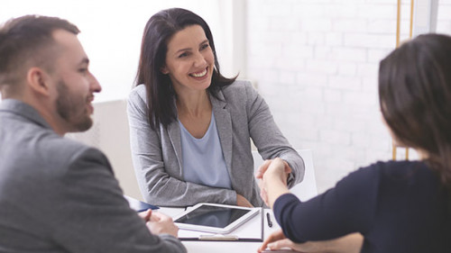 Paar-Anzugtraegerin-290558744-AS-Prostock-studio