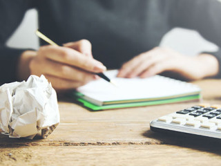 Frau-Papier-Taschenrechner-209271417-FO-Tiko