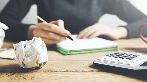 Frau-Papier-Taschenrechner-209271417-FO-Tiko