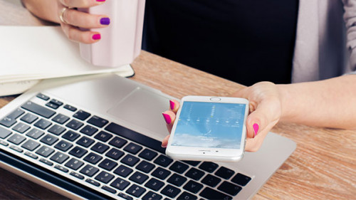 Frau-Laptop-Smartphone-620823-PB-FirmBee