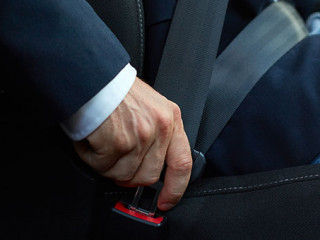 Anzugtraeger-Sicherheitsgurt-90836373-FO-Rostislav-Sedlacek