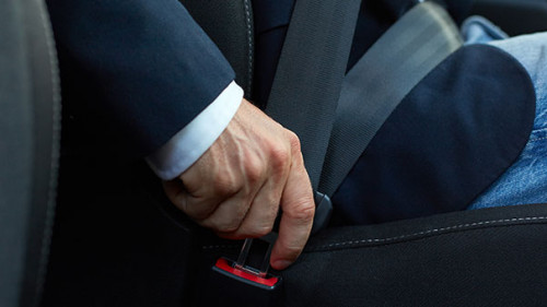 Anzugtraeger-Sicherheitsgurt-90836373-FO-Rostislav-Sedlacek