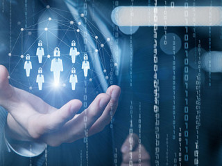 Anzugtraeger-Hand-Schloss-Binaer-Code-271294172-AS-natali-mis